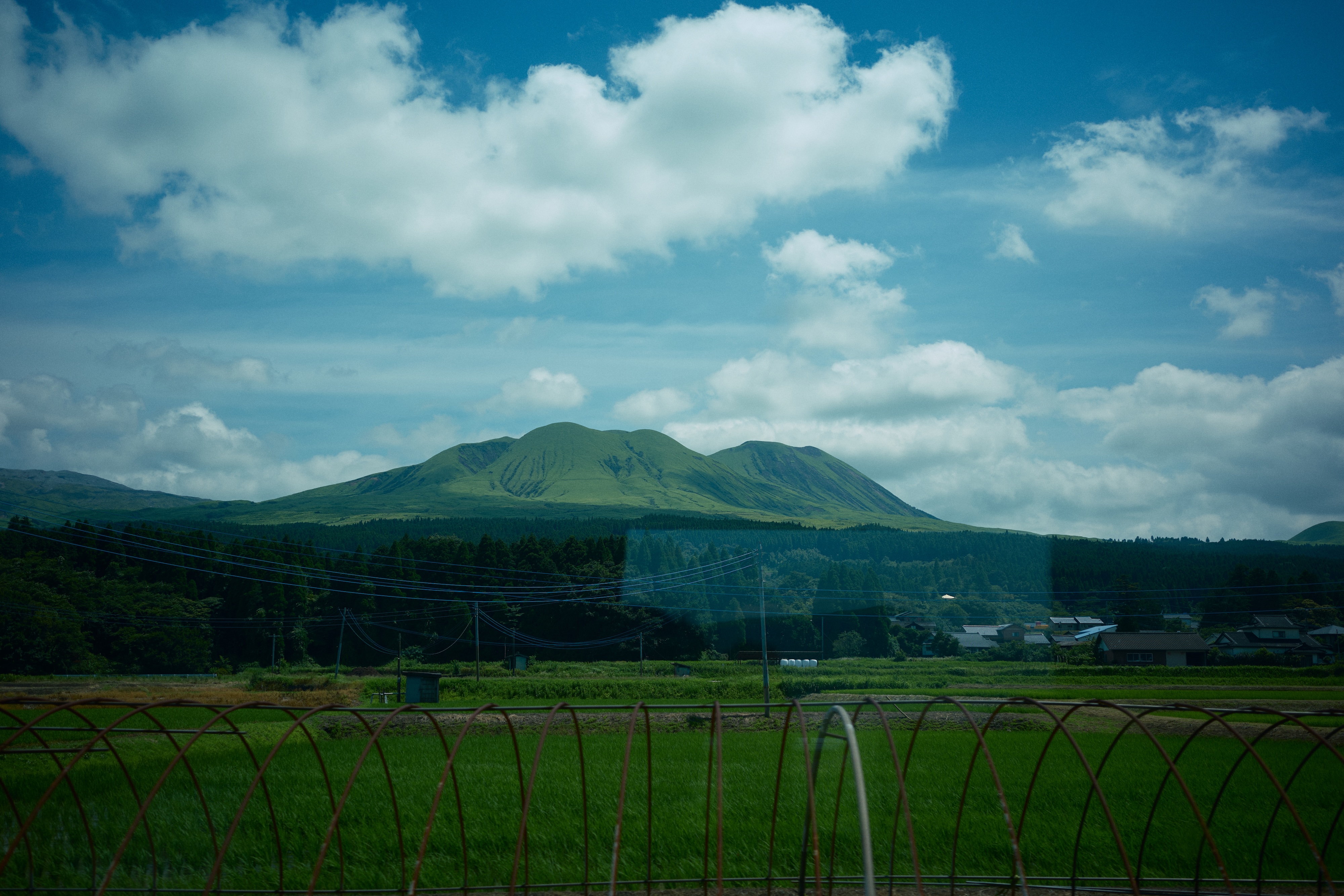 熊本県阿蘇のバス車中から望む阿蘇山。